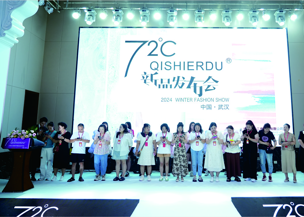 72度大码女装总部为加盟商提供全套店铺形象设计, 线上品牌推方, 统一店务管理制度，公司商学院全线一对一精准赋能(含短视频, 抖音, 小红书, 视频号等线上全面赋能培训) 以协助加盟商成功开业。
